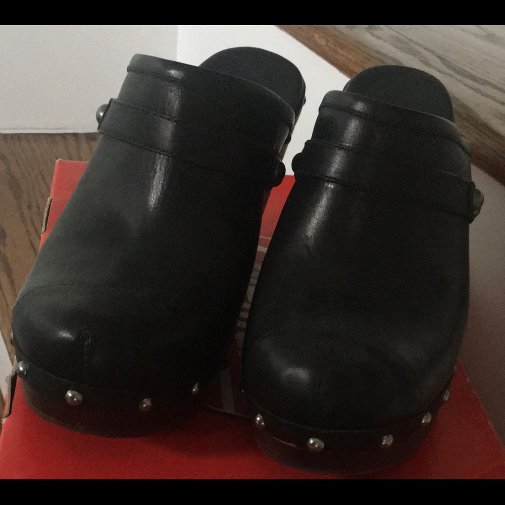 Ugg beautiful black clogs
